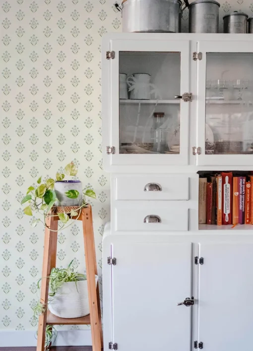 Chesapeake Kinfolk Kova Floral Crest Wallpaper - Aquamarine